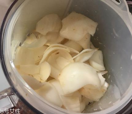 新鲜百合可以炖鸡吗?新鲜百合炖鸡好吃吗? 新鲜百合可以炖鸡吗?新鲜百合炖鸡好吃吗?