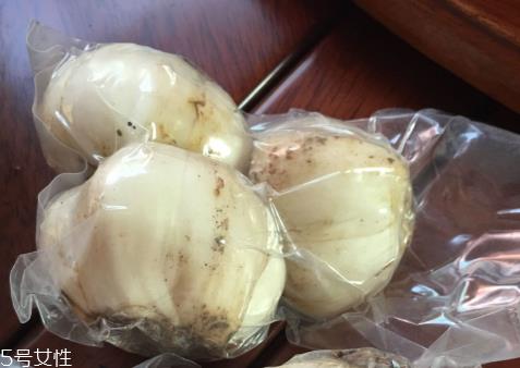 新鲜百合可以炖鸡吗?新鲜百合炖鸡好吃吗? 新鲜百合可以炖鸡吗?新鲜百合炖鸡好吃吗?