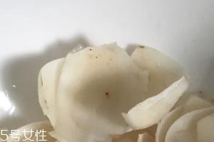 新鲜百合可以炖鸡吗?新鲜百合炖鸡好吃吗? 新鲜百合可以炖鸡吗?新鲜百合炖鸡好吃吗?