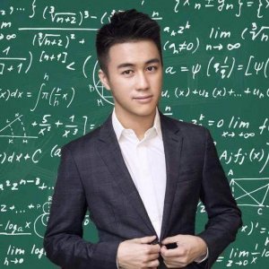 ​人前风光人后凄凉，赌王小儿子何猷君，能分到百亿家产全靠运气！