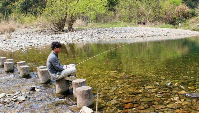 钓鱼教程，爆炸钩饵料配方及上饵小技巧