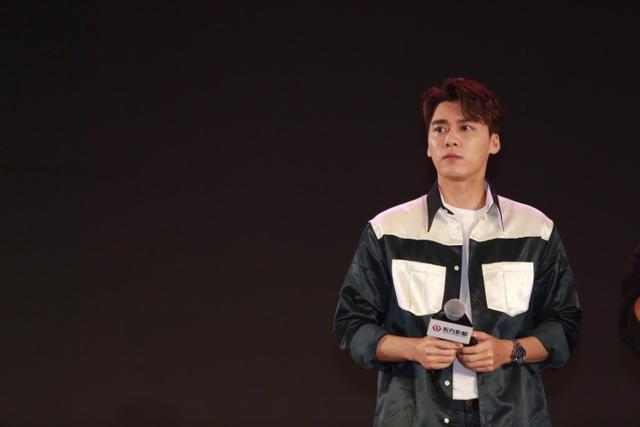 说到做到！黄渤大阵仗请客佟丽娅，李易峰作陪，黄渤这口误值了