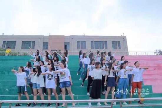 山东1男39女的毕业照火了  男生：大学四年不敢逃课