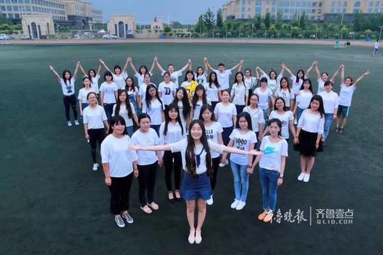 山东1男39女的毕业照火了  男生：大学四年不敢逃课