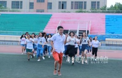 ​山东1男39女的毕业照火了  男生：大学四年不敢逃课