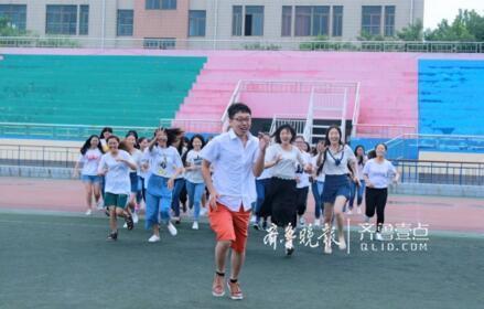 山东1男39女的毕业照火了  男生：大学四年不敢逃课