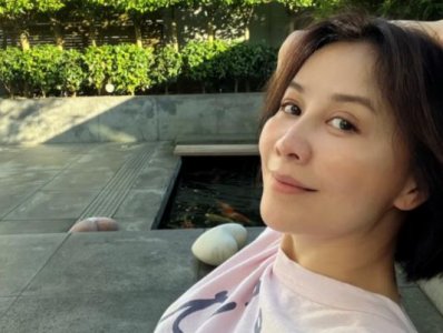 ​56岁刘嘉玲晒素颜晨跑照，身材纤细状态绝了，穿百元运动鞋接地气