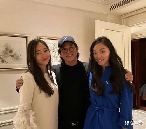 57岁李连杰晒全家福庆生，女儿年轻貌美，59岁利智风韵不减当年