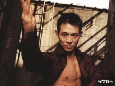 ​57岁李连杰晒全家福庆生，女儿年轻貌美，59岁利智风韵不减当年