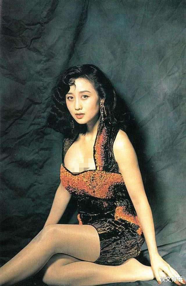 57岁李连杰晒全家福庆生，女儿年轻貌美，59岁利智风韵不减当年