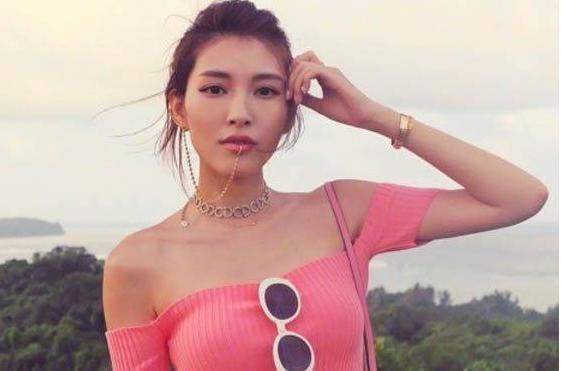 40岁朱雨辰恋情曝光，女友穿衣大胆又潮流，朱妈妈会不会头疼？