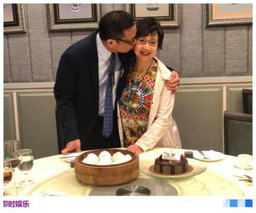 ​60岁张德兰近照罕有曝光，皮肤白皙少女感犹在，结婚32年无儿无女