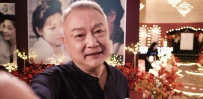 ​58岁欧阳奋强补办婚礼！单膝下跪深情表白，引起网友热议
