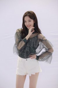 ​当鞠婧祎穿上黑色纱裙，皮肤白得发光，微微一笑让人有恋爱的感觉