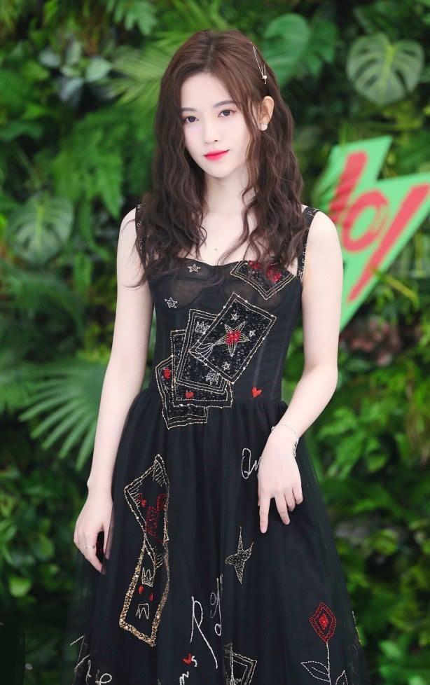 当鞠婧祎穿上黑色纱裙，皮肤白得发光，微微一笑让人有恋爱的感觉