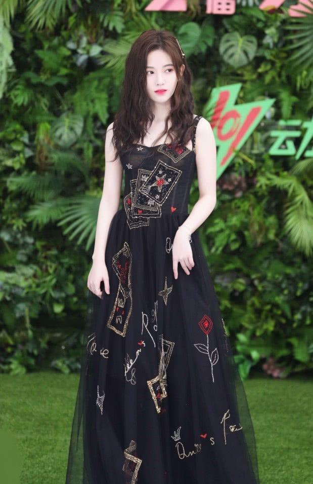 当鞠婧祎穿上黑色纱裙，皮肤白得发光，微微一笑让人有恋爱的感觉