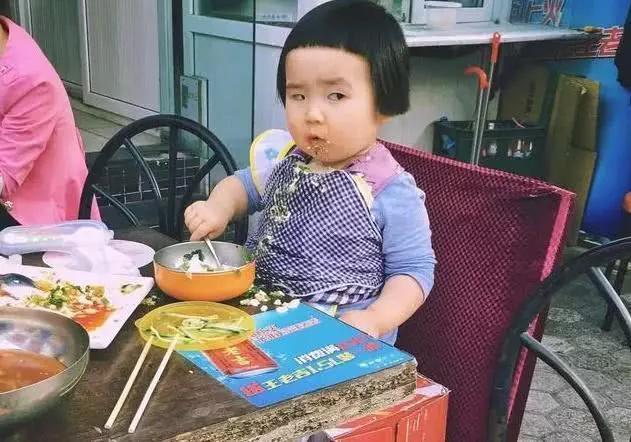 当初那个吃播小蛮长大了,调皮可爱还成了时尚宝宝,仍然很爱吃