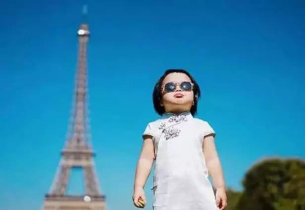 当初那个吃播小蛮长大了,调皮可爱还成了时尚宝宝,仍然很爱吃