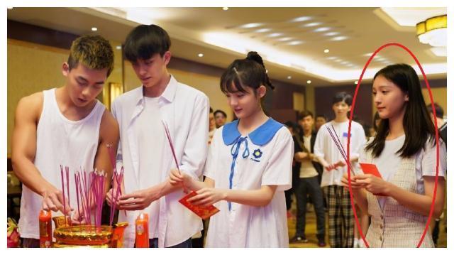 大闹安检女艺人身份曝光，系芒果TV签约艺人刘露，事后发文道歉