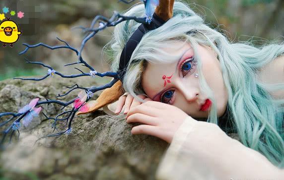 “真人芭比”迪丽拉黑化,却被转身一个眼神抢镜,接受不了舆论?