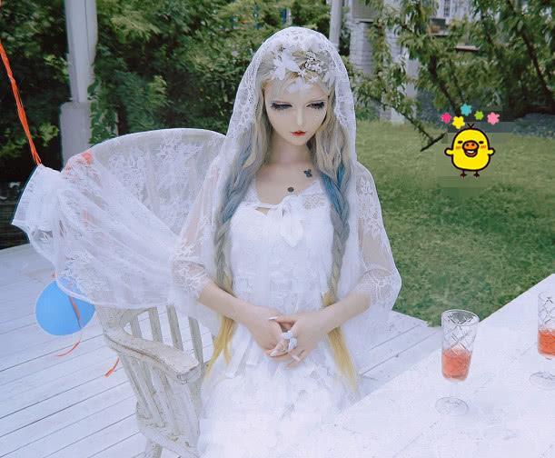 “真人芭比”迪丽拉黑化,却被转身一个眼神抢镜,接受不了舆论?