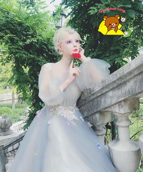 “真人芭比”迪丽拉黑化,却被转身一个眼神抢镜,接受不了舆论?