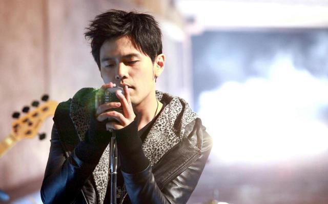 周杰伦写歌唱爸爸家暴,其实周爸爸才是杰伦事业上的助力人