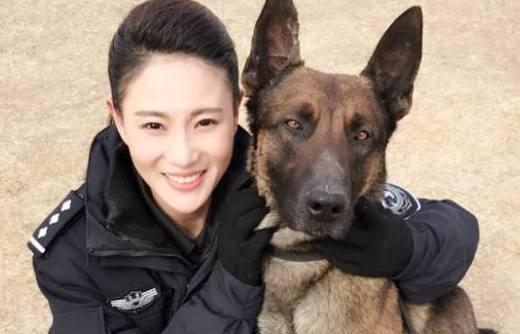 被称军旅剧女王，英姿飒爽气质无敌，如今成“伞兵鸵鸟”媳妇