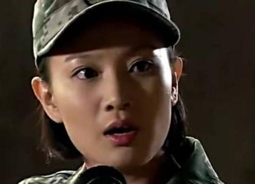 被称军旅剧女王，英姿飒爽气质无敌，如今成“伞兵鸵鸟”媳妇