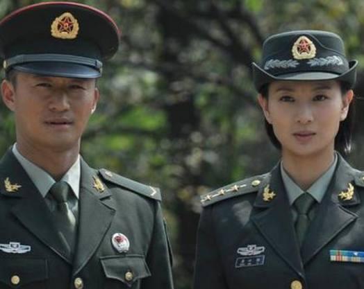 被称军旅剧女王，英姿飒爽气质无敌，如今成“伞兵鸵鸟”媳妇