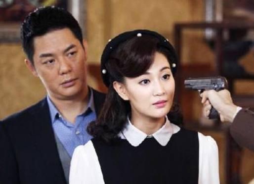 被称军旅剧女王，英姿飒爽气质无敌，如今成“伞兵鸵鸟”媳妇