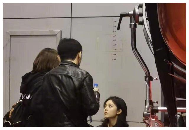 赵今麦主持校庆,纯素颜出镜,生图很抗打!