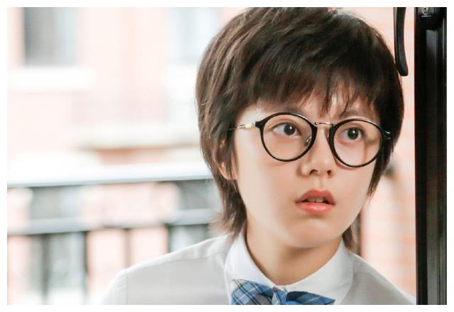 赵今麦主持校庆,纯素颜出镜,生图很抗打!