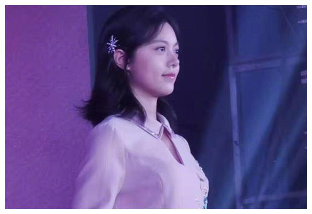 赵今麦主持校庆,纯素颜出镜,生图很抗打!