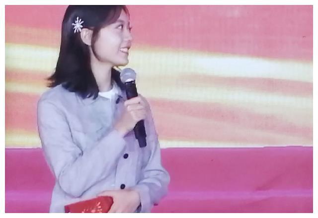 赵今麦主持校庆,纯素颜出镜,生图很抗打!