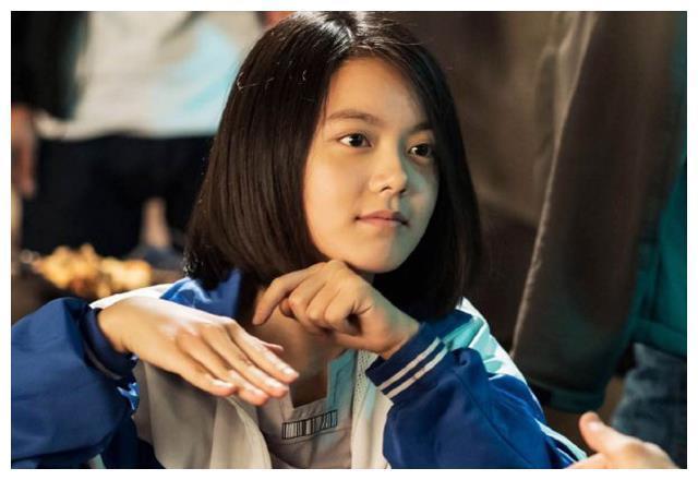 赵今麦主持校庆,纯素颜出镜,生图很抗打!