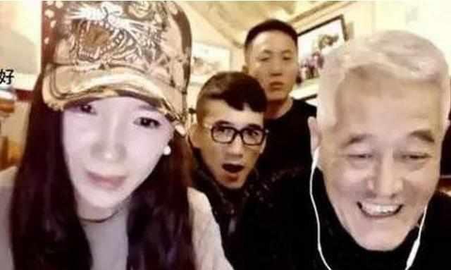 她是赵本山的徒弟, 颜值身材媲美柳岩, 赵本山就是不捧她