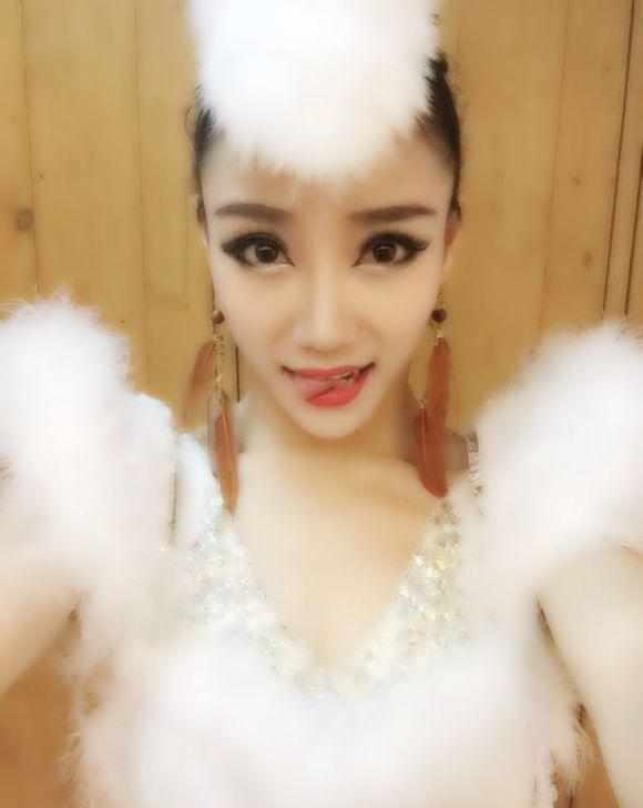 她是赵本山的徒弟, 颜值身材媲美柳岩, 赵本山就是不捧她