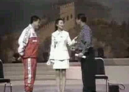 朱一龙是第一个穿AJ鞋上春晚的明星，网友：不，本山大叔才是
