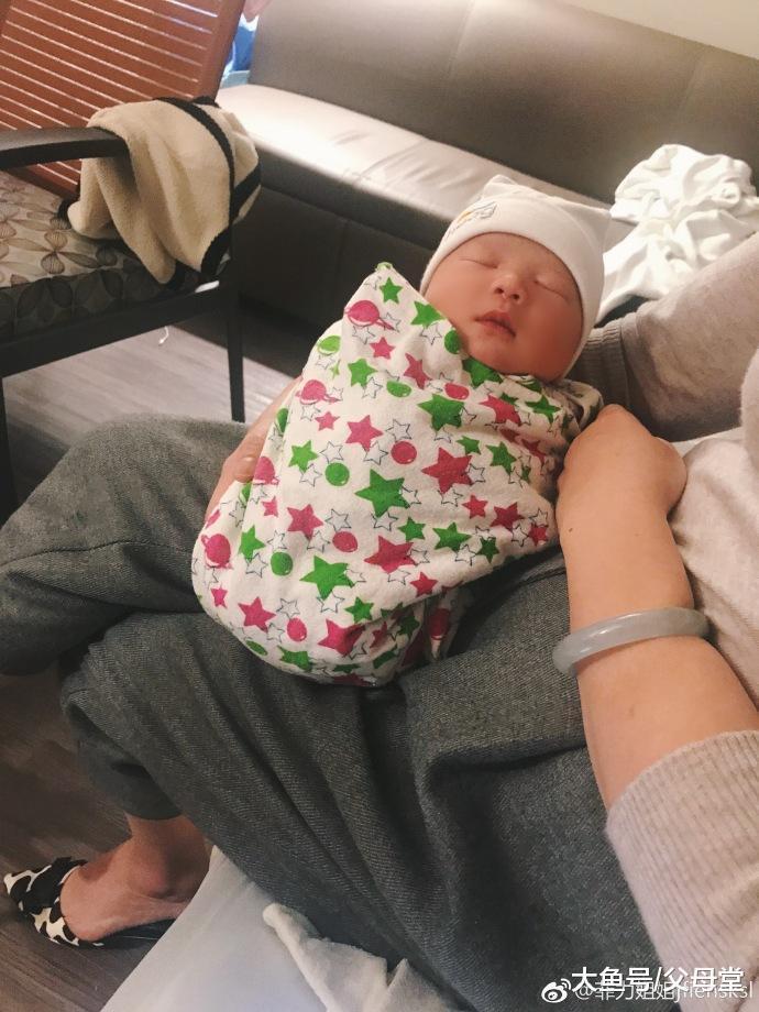 雪梨儿子提前半月出世, 网友: 莫非孩子心疼住院费?