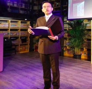 ​朱迅56岁老公王志近照曝光，身材发福发量堪忧，现任大学教授