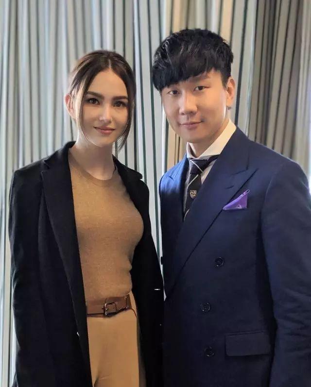 周杰伦儿子正脸再曝光，戴墨镜气质神似父亲，昆凌忙带娃