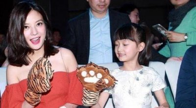 ​赵薇“女儿”长相太好看,网友喊话“长大别整容,已经很好看了”