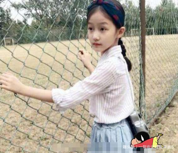 赵薇“女儿”长大了，晒美照仙气十足，丝毫不比裴佳欣“逊色”