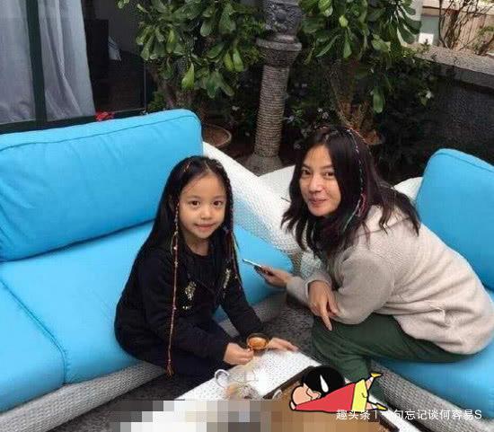 赵薇“女儿”长大了，晒美照仙气十足，丝毫不比裴佳欣“逊色”