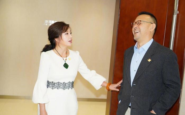 刘晓庆姜文分手25年后再同框大方握手，刘晓庆曾获姜文帮助