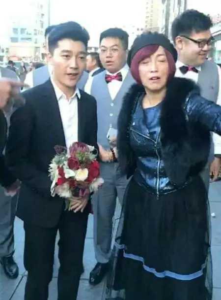 被叶璇的宠物咬了的李依晓缝了20针，整容了5次