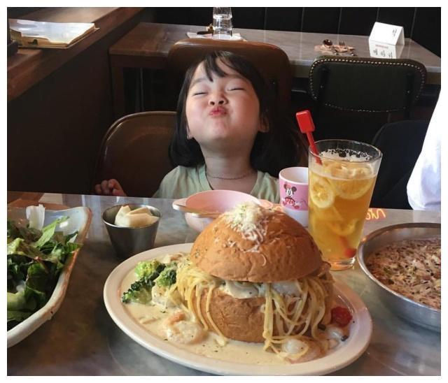 曾经火遍全网的表情包权律二长大了,这小表情真的是没办法不喜欢