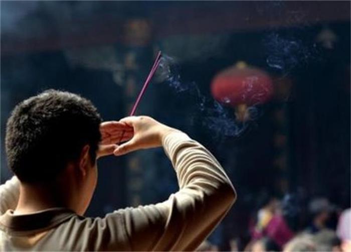 你连正确的烧香姿势都不晓得,拜再多也没用啊,教你正确拜佛