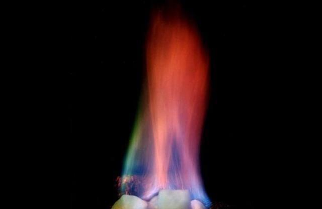 神秘可燃冰竟然长这样：海底深处沉睡的能量！